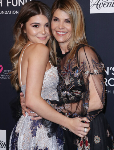 MOR OG DATTER: Olivia Jade og Lori Loughlin på rød løper for en god sak i Los Angeles i februar 2018. Foto: Matt Baron/ REX/ NTB scanpix MOR OG DATTER: Olivia Jade og Lori Loughlin på rød løper for en god sak i Los Angeles i februar 2018. Foto: Matt Baron/ REX/ NTB scanpix
